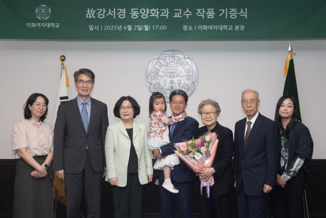 지난 6월 열린 고 강서경 교수의 작품 기증식. 왼쪽 두 번째부터 작가의 부친인 강탁림 대전대 명예교수와 모친 최정숙 여사, 배우자 공도일과 자녀 공현 양 등 유족들과 이향숙 이화여대 총장 등이 참석했다. 사진=이화여대 제공. *재판매 및 DB 금지