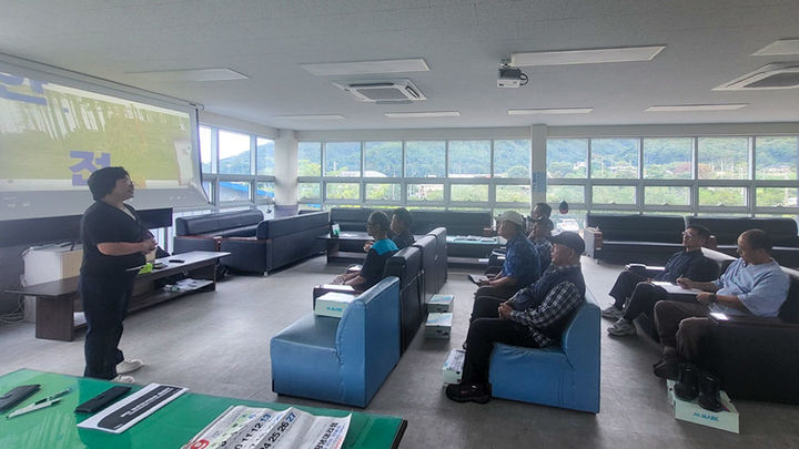 [창녕=뉴시스] 하반기 산림병해충 예찰방제단 안전교육을 하고 있다. (사진= 창녕군 제공) 2025.09.02. photo@newsis.com *재판매 및 DB 금지