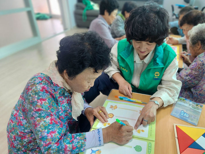 [창녕=뉴시스] 새마을문고 대지면분회가 어르신을 대상으로 치매 예방 봉사활동을 하고 있다. (사진= 창녕군 제공) 2025.09.02. photo@newsis.com *재판매 및 DB 금지