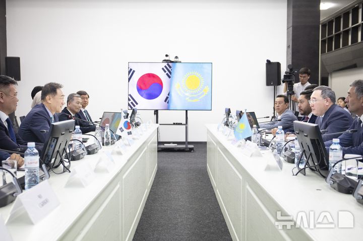 [평택=뉴시스] 정장선 시장 등 평택시 방문단과 카자흐스탄 알마티주 간담회 모습 (사진=평택시 제공) 2025.09.02.photo@newsis.com 