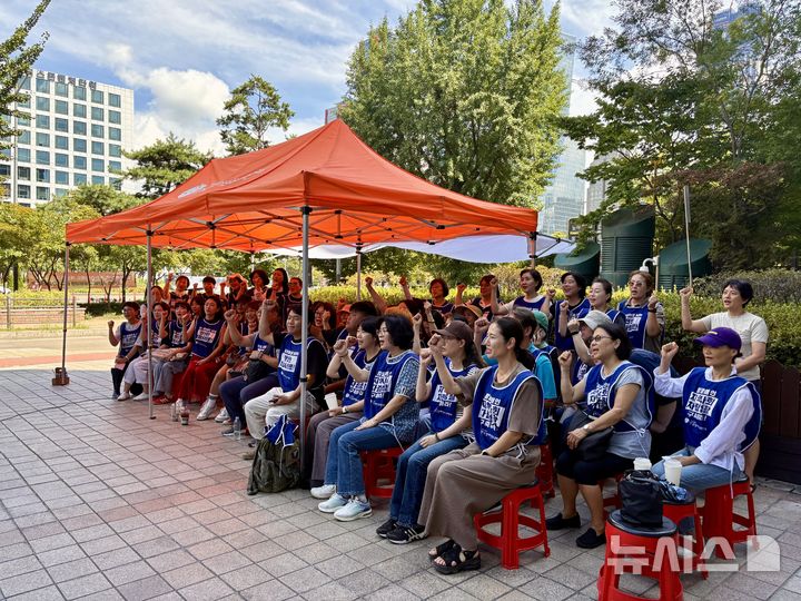 [서울=뉴시스] 한이재 기자 = 2일 오후 서울 영등포구 이룸센터 앞에서 전국장애인부모연대 주최로 열린 발달 장애인 국가책임제 촉구 화요집회에서 참석자들이 주먹을 들어 보이고 있다.&nbsp; 사회를 맡은 김종옥 문화예술위원회 위원장은 "자녀들을 동지로 호명하는 이유는 세상에 와서 살아가는 한 시간 한 시간이 언제나 투쟁의 시간이고, 그분들 덕에 우리가 세상을 변화시키는 투사라는 이름을 얻게 된 걸 영광스럽게 생각하는 마음으로 동지로 부르는 것"이라고 설명했다. 2025.09.02. nowone@newsis.com