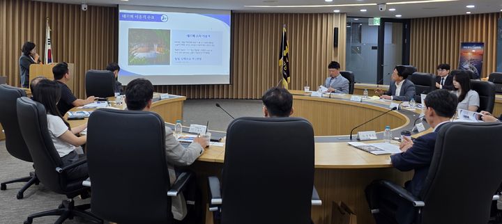 [인천=뉴시스] 2일 이수아 인천항만공사 물류전략처 팀장이 골든하버 투자 설명회를 진행하고 있다. (사진=IPA 제공) 2025.09.02. photo@newsis.com *재판매 및 DB 금지