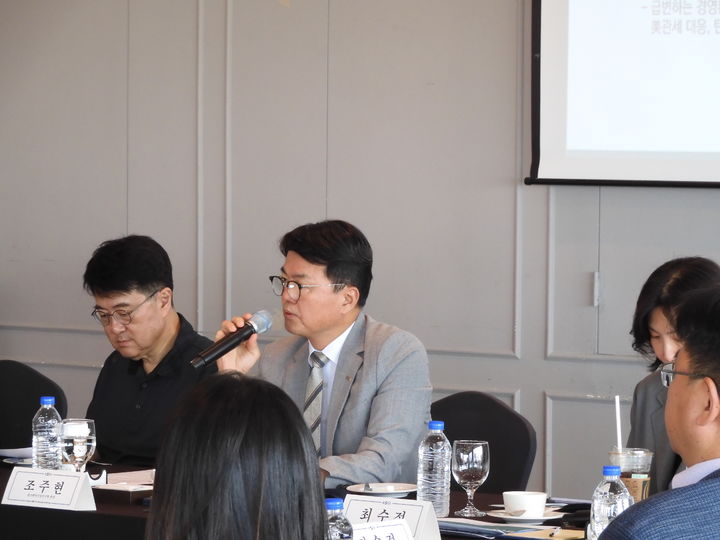 [서울=뉴시스]조주현(왼쪽 두번째) 중소벤처기업연구원장.(사진=중소벤처기업연구원 제공) 2025.09.02. photo@newsis.com *재판매 및 DB 금지