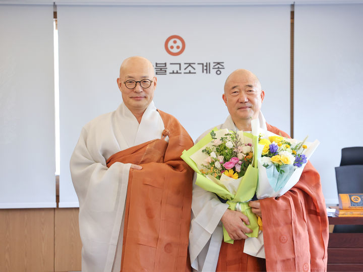 [서울=뉴시스] 대한불교조계종 종책특보단장 성화스님 (오른쪽) (사진=대한불교조계종 제공:) 2025.09.02. photo@newsis.com *재판매 및 DB 금지