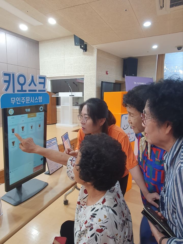 [무안=뉴시스] 키오스크 체험하는 어르신들. (사진 제공 = 전남도). 2025.09.02. photo@newsis.com *재판매 및 DB 금지