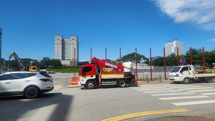 [서산=뉴시스] 2일 오후 12시20분께 충남 서산시 예천동 호수공원 주변 공사 작업 중 전선이 끊어지는 사고가 발생해 한전이 긴급 복구 작업을 벌이고 있다. (사진=독자 제공) 2025.09.02. photo@newsis.com *재판매 및 DB 금지