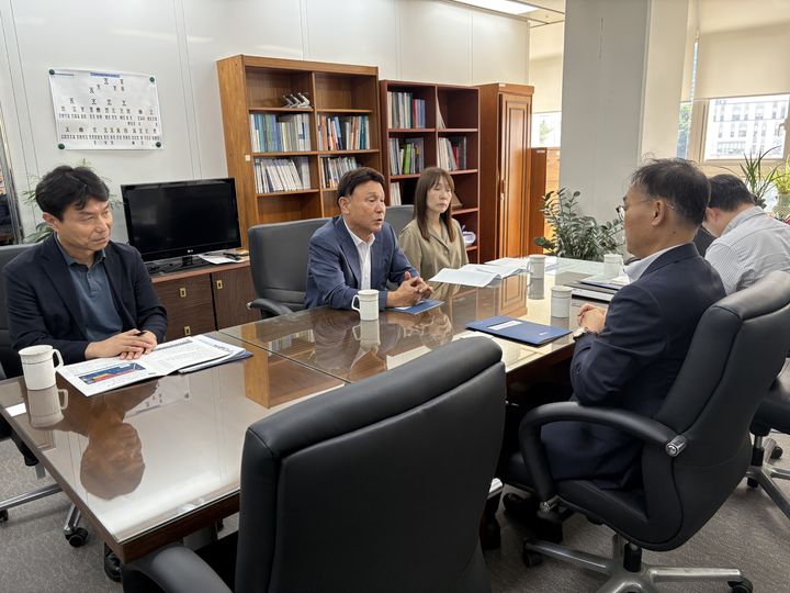 새만금 RE100 산단 지정 건의하는 강임준 군산시장(왼쪽 2번째) *재판매 및 DB 금지