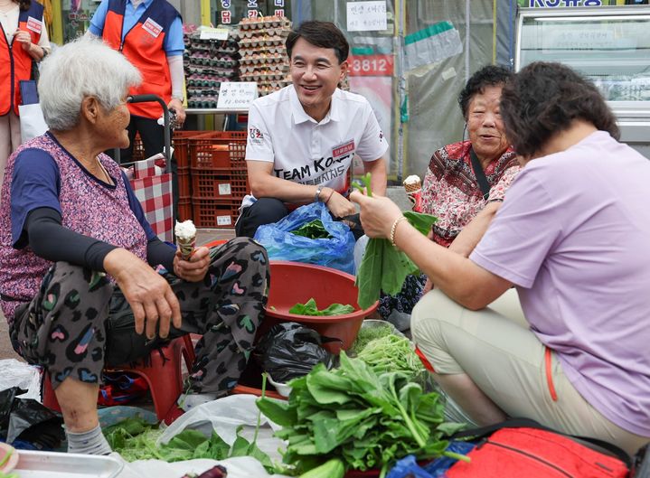 [춘천=뉴시스] 2일 강원특별자치도는 이날 김 지사가 도청 직원과 강원신용보증재단, 강원디자인진흥원 등 유관기관 임직원 등 약 300여 명과 함께 장보기를 했다 고 밝혔다. 강원특별자치도 제공. *재판매 및 DB 금지