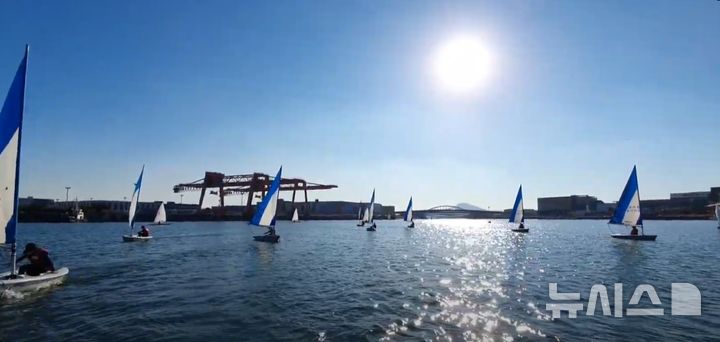 [김포=뉴시스] 정일형 기자 = 김포 고촌읍 아라마리나에서 열리는 ‘해양레저스포츠 체험교실’에서 시민들이 딩기요트를 체험하고 있다. (사진=김포시 제공)