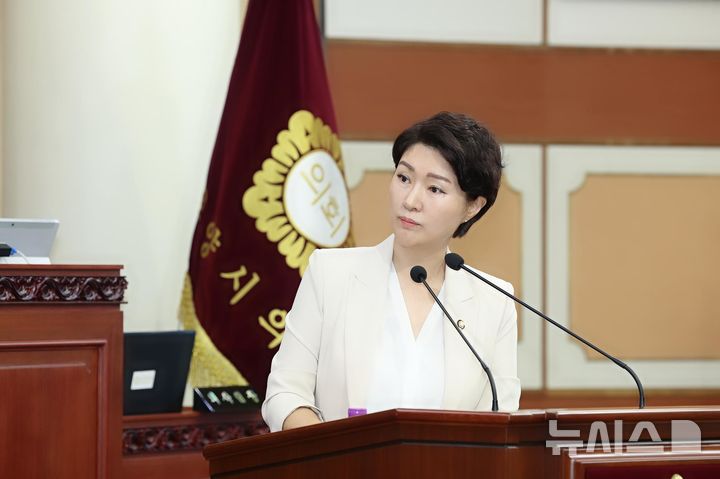 [고양=뉴시스] 고양시의회 본회의장에서 시정질문 하는 손동숙 시의원.(사진=고양시의회 제공)photo@newsis.com