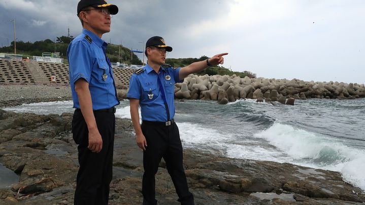 [부산=뉴시스] 2일 늦더위 물놀이 사고를 예방하고자 부산해양경찰서가 폐장한 해수욕장을 대상으로 현장 안전 점검을 진행하고 있다. (사진=부산해경 제공) 2025.09.02. photo@newsis.com *재판매 및 DB 금지