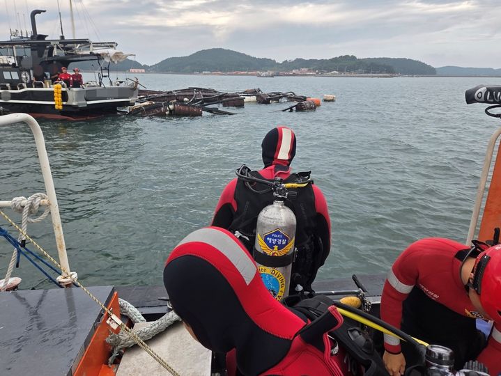 [보령=뉴시스] 충남 보령 고대도 인근 해상에서 낚시 어선이 가두리 양식장에 올라타 고립돼 승선원 20명이 무사히 구조됐다.(사진=보령해양경찰서 제공)2025.09.02. photo@newsis.com *재판매 및 DB 금지