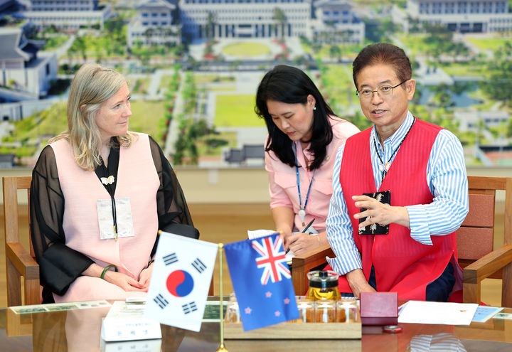 [안동=뉴시스] 이철우 경북지사와 돈 베넷 주한 뉴질랜드 대사가 2일 도청 접견실에서 협력 확대 방안을 논의하고 있다. (사진=경북도 제공) 2025.09.02 photo@newsis.com *재판매 및 DB 금지