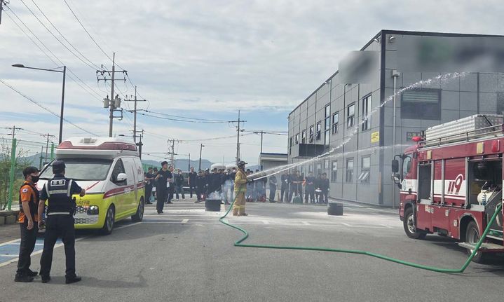 [함평=뉴시스] 전남 함평경찰서는 2일 지역 내 타이어 재생업체 공장 2곳에서 각종 재난 대비 민·관 합동 훈련을 벌였다. (사진=함평경찰 제공) 2025.09.02. photo@newsis.com *재판매 및 DB 금지