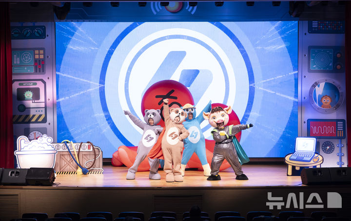 [세종=뉴시스]한국전기안전공사는 2일 전북 완주군 본사 새울림홀에서 2025 어린이 전기안전 뮤지컬 '미리야, 찌릿찌릿 돼지코를 조심해'를 공연했다.(사진=전기안전공사 제공)
