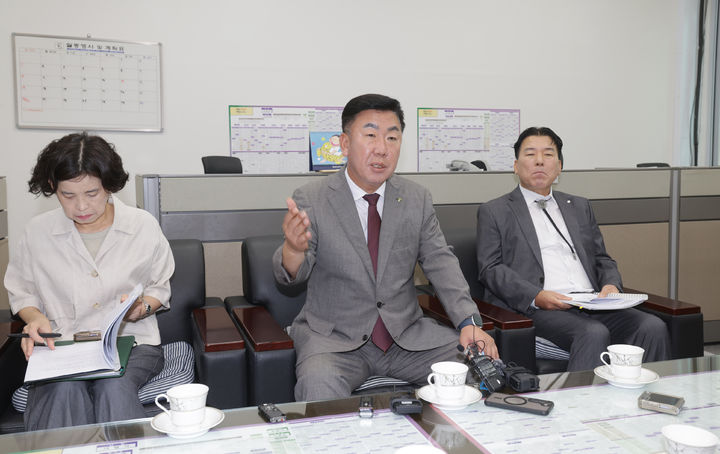 [청주=뉴시스] 이범석 충북 청주시장(가운데)이 2일 출입기자실에서 시외버스터미널 매각 추진과 관련한 입장을 밝히고 있다. 2025.09.02. photo@newsis.com *재판매 및 DB 금지