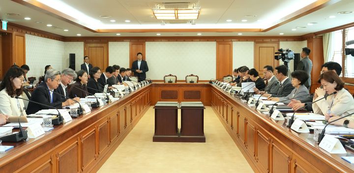 [세종=뉴시스] 소비자정책위원회는 2일 제15차 소비자정책위원회를 개최해 관계부처의 소비자주권 확립방안을 보고받았다고 밝혔다. (사진=소비자정책위원회 제공) 2025.09.02. photo@newsis.com *재판매 및 DB 금지
