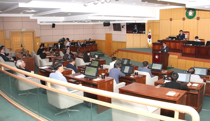 [정읍=뉴시스] 2일 열린 정읍시의회 제306회 임시회 제1차 본회의, 손문국 의회사무국장이 의사보고를 하고 있다. *재판매 및 DB 금지