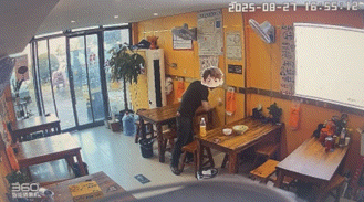 [뉴시스] 음식점 CCTV에 찍힌 남성이 냅킨을 과도하게 사용하는 장면.(사진=루중천바오) *재판매 및 DB 금지