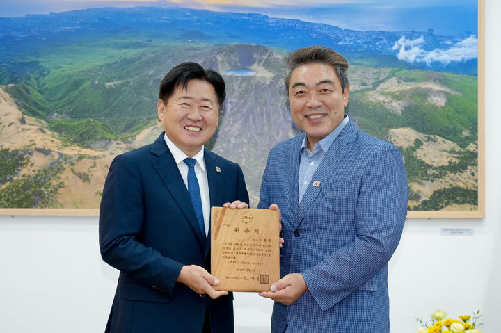 [제주=뉴시스] 제주도 홍보대사로 위촉된 배우 이원종(오른쪽) 씨가 2일 오후 제주도청 집무실에서 위촉장을 받은 뒤 오영훈 제주지시와 기념 촬영을 하고 있다. (사진=제주도 제공) 2025.09.02. photo@newsis.com *재판매 및 DB 금지