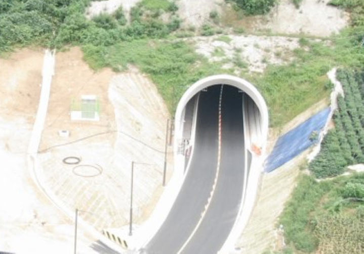[홍천=뉴시스] 2일 홍천군은&nbsp; 지난 2020년 자연재해위험개선지구 정비사업으로 선정돼 국비 41억원, 도비 16억원, 군비 40억원 등 총 97억원이 투입된 용소게곡터널이 지난 1일 준공됐다 고 밝혔다. 홍천군 제공.&nbsp; *재판매 및 DB 금지