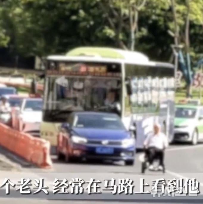 [뉴시스] 차도 한복판을 느리게 이동중인 휠체어를 탄 노인 모습(사진=하오칸) 