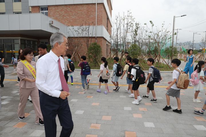 [창원=뉴시스] 박종훈 경남교육감은 지난 1일 개교한 김해 신문초등학교를 방문해 통학로 안전실태를 점검하고 학부모·교직원과 소통하는 시간을 가졌다.(사진=경남교육청 제공) 2025.09.02. photo@newsis.com *재판매 및 DB 금지