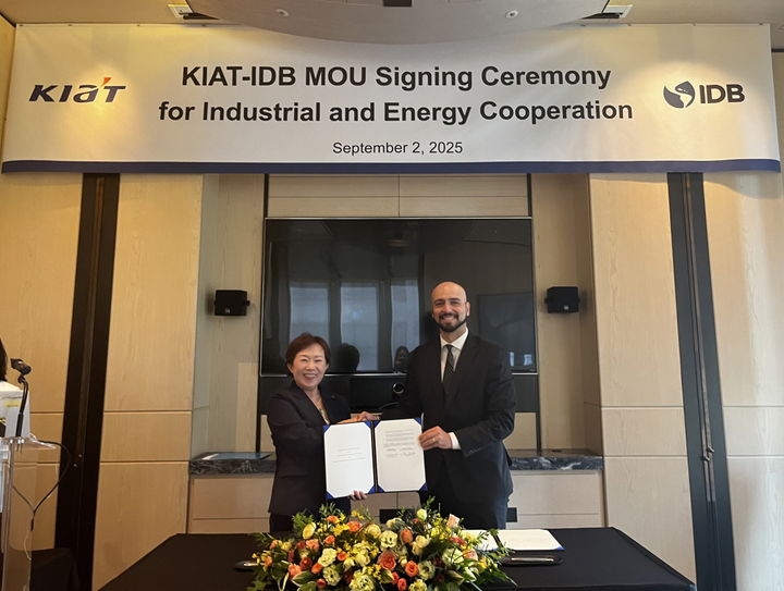 [세종=뉴시스] 한국산업기술진흥원은 전날(2일) 미주개발은행과 '혁신기술 및 한국의 경험을 활용한 중남미 지역의 지속가능한 개발 및 저탄소 전환 공동지원을 위한 업무협약'을 갱신 체결했다고 3일 밝혔다. (사진=KIAT 제공) 2025.09.02. photo@newsis.com *재판매 및 DB 금지