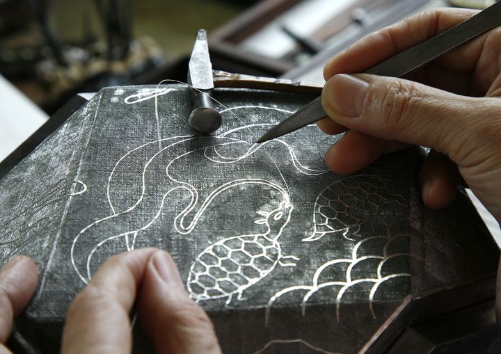 [서울=뉴시스] 은실박이 작업 (사진-=국가유산진흥원 제공) 2025.09.02. photo@newsis.com *재판매 및 DB 금지