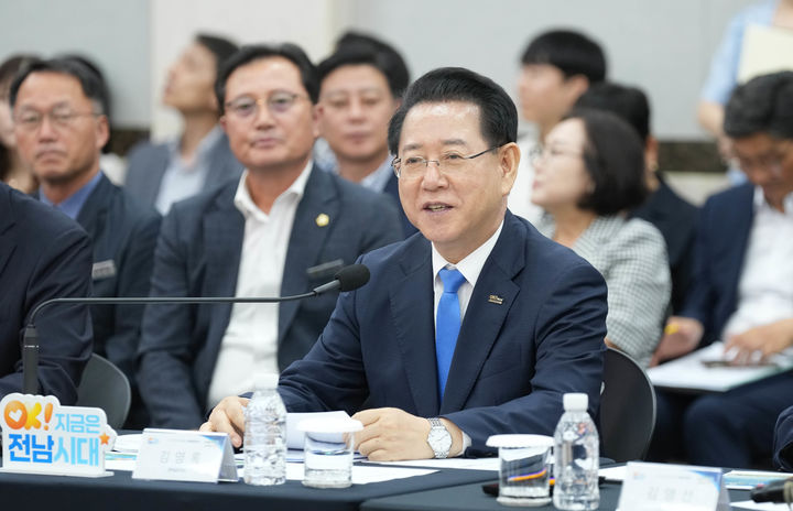 [나주=뉴시스] 김영록 전남지사가 2일 나주시청에서 열린 나주시 정책비전 투어에 참석, 인사말을 하고 있다. (사진 제공 = 전남도). 2025.09.02. photo@newsis.com *재판매 및 DB 금지