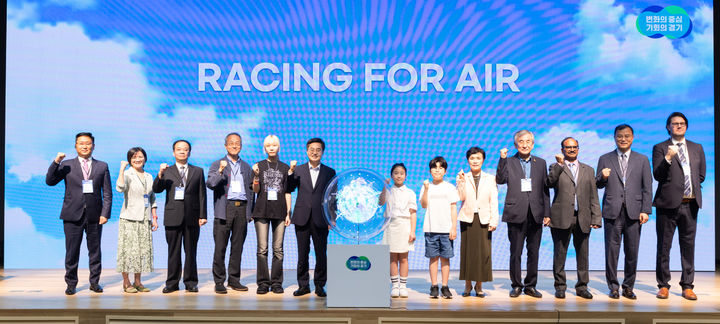 [수원=뉴시스] 2일 오후 경기융합타운에서 열린 2025 청정대기 국제포럼에서 김동연 경기도지사, 미래세대(어린이),강금실 기후대사, 김시용 경기도의회 도시환경위원장, 최재천 생명다양성재단 대표, 김서경 청소년 기후행동 활동가 등이 세리머니 후 기념촬영을 하고 있다. (사진=경기도 제공) 2025.09.02. photo@newsis.com *재판매 및 DB 금지