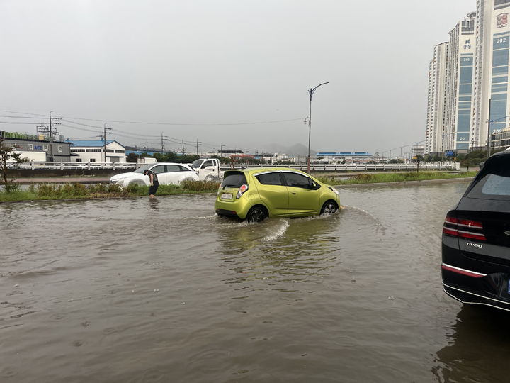 [창원=뉴시스] 강경국 기자 = 2일 경남 창원시에 호우주의보가 내려진 가운데 마산회원구 양덕동에서 119 소방대원이 침수된 도로에서 안전조치를 취하고 있다. (사진=창원소방본부 제공). 2025.09.02. photo@newsis.com *재판매 및 DB 금지