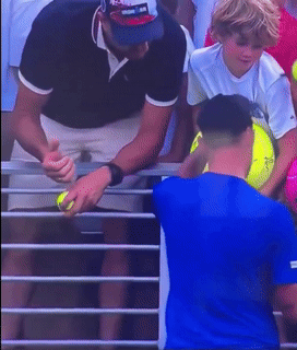 [뉴시스]한 남자가 마이흐르차크(29)가 한 소년에게 건네는 사인 모자를 가로채는 모습이 카메라에 포착되면서 거센 비난을 받았다.(사진 캡쳐=엑스·X).2025.09.02 *재판매 및 DB 금지