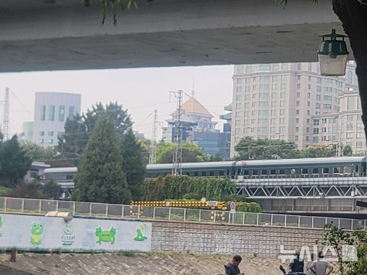 [베이징=뉴시스] 박정규 특파원 = 2일 오후 베이징역 인근 철로에 김정은 북한 국무위원장이 탑승한 것으로 보이는 열차가 베이징역에 들어서고 있다. 2025.09.02  pjk76@newsis.com