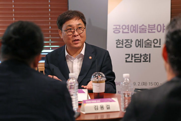최휘영 문화체육관광부 장관이 2일 서울 종로구 예술가의 집에서 공연예술 분야 현장예술인을 만나 간담회를 갖고 공연예술계 현장 의견을 수렴하고 있다. (사진=문체부 제공) *재판매 및 DB 금지