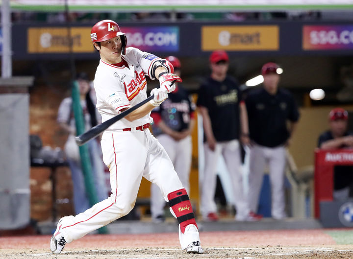 [서울=뉴시스] 프로야구 SSG 랜더스 최정이 28일 인천 SSG랜더스필등에서 열린 2025 신한 쏠뱅크 KBO리그 KIA 타이거즈와의 경기에서 공을 타격하고 있다. (사진=SSG 랜더스 제공) 2025.08.28. *재판매 및 DB 금지