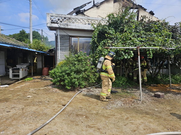 [아산=뉴시스] 2일 낮 충남 아산시 도고면 신통리의 한 단독주택에서 불이 나 현장에 출동한 소방대원들이 진화에 나서고 있다. (사진=아산소방서 제공) 2025.09.02. photo@newsis.com *재판매 및 DB 금지