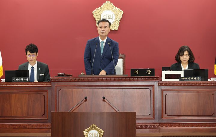 [고창=뉴시스] 2일 고창군의 민생활력지원금 편성을 골자로 한 제2회 추경안을 심의·의결하고자 열린 고창군의회의 하루일정 원포인트 '제318회 임시회', 조민규 의장이 회의를 진행하고 있다. *재판매 및 DB 금지