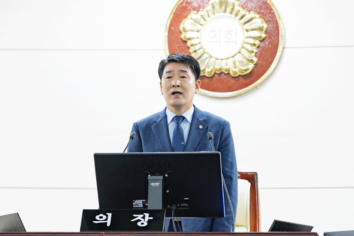 [화성=뉴시스]배정수 화성시의회 의장이 2일 제244회 임시회 본회의에서 개회사를 하고 있다.(사진=화성시의회 제공)2025.09.02.photo@newsis.com *재판매 및 DB 금지