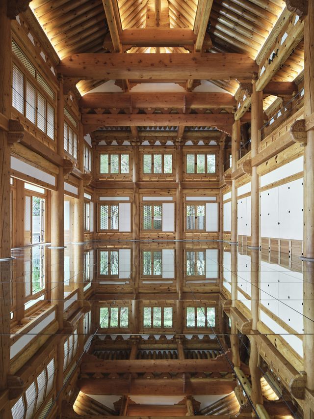 선혜원 경흥각에 설치된 김수자 거울 작품. *재판매 및 DB 금지