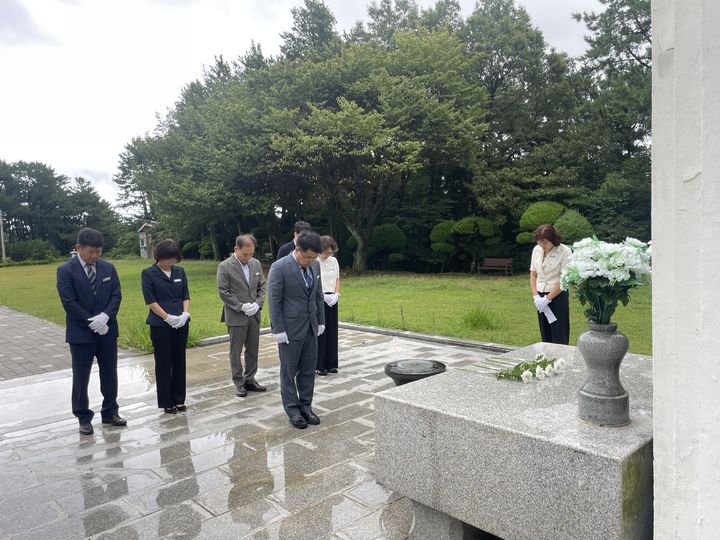 [거제=뉴시스] 신정철 기자= 경남 거제교육지원청은 지난 1일, 김보상 제30대 거제교육장 취임식을 가졌다. 사진은김보상 교육장과 간부 공무원들이 취임식에 앞서 거제시 충혼탑을 참배하고 있다.(사진=거제교육지원청 제공).2025.09.02. photo@newsis.com *재판매 및 DB 금지