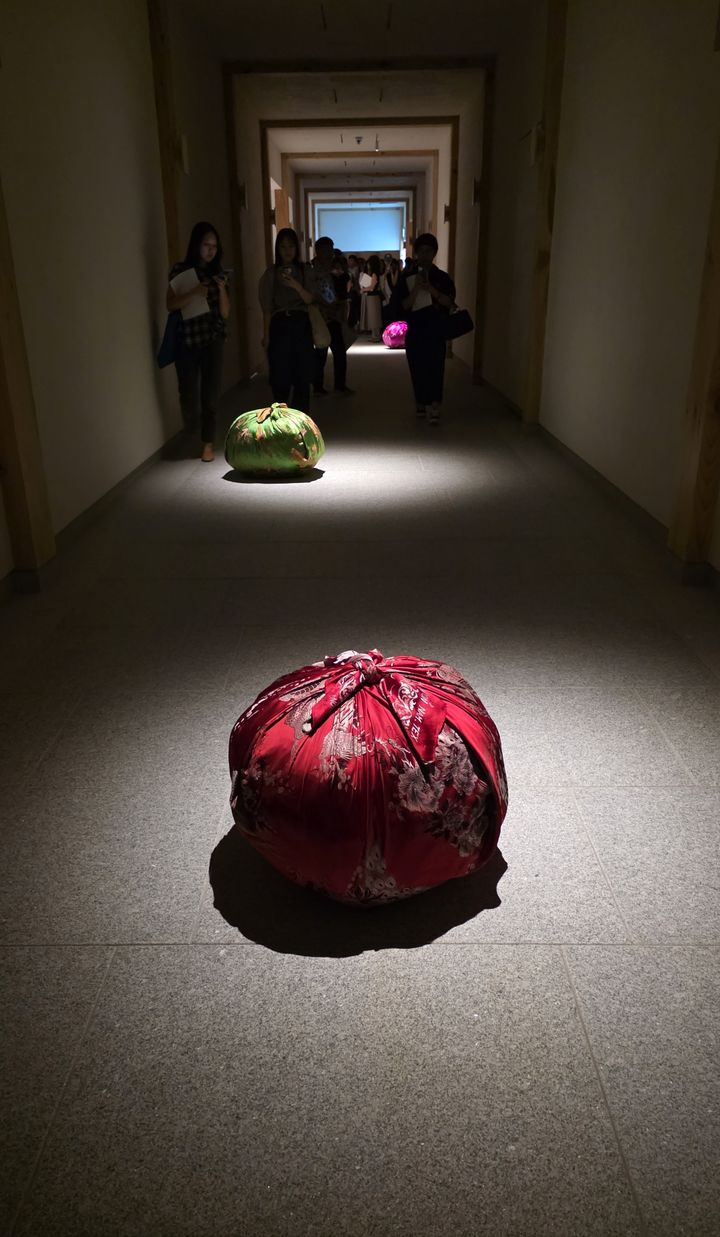 [사진=박현주 미술전문기자]선혜원 지하 복도에 설치된 보따리 연작. *재판매 및 DB 금지