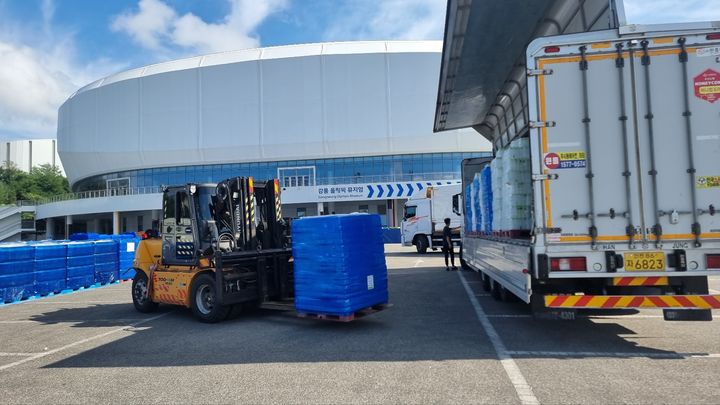 [화성=뉴시스]강릉시가 화성시가 긴급 지원한 생수를 차에서 내리고 있다.(사진=화성시 제공)2025.09.02.photo@newsis.com *재판매 및 DB 금지