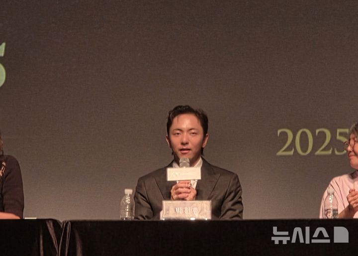 [서울=뉴시스] 조기용 기자 = 뮤지컬 '어쩌면 해피엔딩'으로 토니상 6관왕을 차지한 박천휴 작가가 2일 서울 종로구 홍익대 대학로 아트센터 대극장에서 열린 '뮤지컬포럼 2025'에서 발언하고 있다. 2025.09.02. excuseme@newsis.com