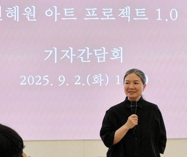[사진=박현주 미술전문기자] 김수자 작가가 선혜원에서 작품 설명을 하고 있다. 2025.09.02. hyun@newsis.com *재판매 및 DB 금지