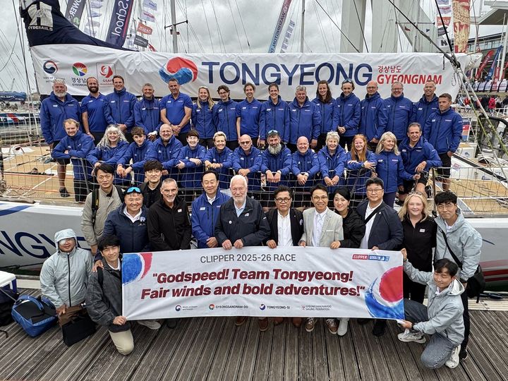 [통영=뉴시스] 신정철 기자= 경남 통영시는 지난 8월 30일(현지 시간) 영국 포츠머스 건워프 퀘이즈 마리나에서 열린 ‘경남통영호(Team Tongyeong)’ 명명식에 참석했다고 2일 밝혔다.사진은 내년 3월 클리퍼 세계일주 요트대회 기항지 행사를 국내 최초로 유치한 통영시의 ‘경남통영호’의 출정식에서 천영기 통영시장(앞줄 왼쪽 3번째)의 인사 모습.(사진=통영시 제공).2025.09.02. photo@newsis.com *재판매 및 DB 금지