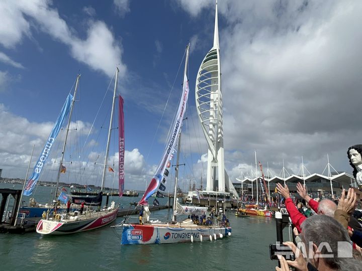 [통영=뉴시스] 신정철 기자= 경남 통영시는 지난 8월 30일(현지 시간) 영국 포츠머스 건워프 퀘이즈 마리나에서 열린 ‘경남통영호(Team Tongyeong)’ 명명식에 참석했다고 2일 밝혔다.사진은 내년 3월 클리퍼 세계일주 요트대회 기항지 행사를 국내 최초로 유치한 통영시의 ‘경남통영호’의 지난 31일, 영국 포츠머스 출정식 모습.(사진=통영시 제공).2025.09.02. photo@newsis.com *재판매 및 DB 금지