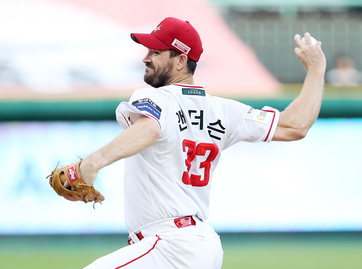 [서울=뉴시스] 프로야구 SSG 랜더스 드류 앤더슨이 2일 인천 SSG랜더스필드에서 열린 2025 신한 쏠뱅크 KBO리그 키움 히어로즈와의 경기에 선발 등판해 공을 던지고 있다. (사진=SSG 랜더스 제공) 2025.09.02. *재판매 및 DB 금지