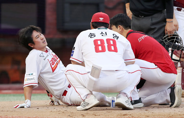 [서울=뉴시스] 프로야구 SSG 랜더스 최정이 2일 인천 SSG랜더스필드에서 열린 2025 신한 쏠뱅크 KBO리그 키움 히어로즈와의 경기 1회 자신의 타구에 무릎을 맞은 뒤 고통을 호소하고 있다. (사진=SSG 랜더스 제공) 2025.09.02. *재판매 및 DB 금지