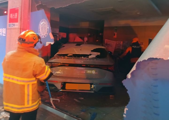 [제천=뉴시스] 2일 오후 8시10분께 50대 A씨가 몰던 택시 1대가 제천시 남천동 한 병원 건물로 돌진하는 사고가 발생해 소방관들이 현장을 수습하고 있다. (사진=제천소방서 제공) *재판매 및 DB 금지